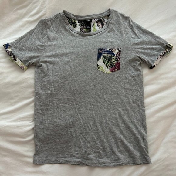 H&M tropical t-shirt - Picture 1 of 5